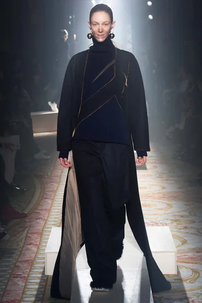Look 3